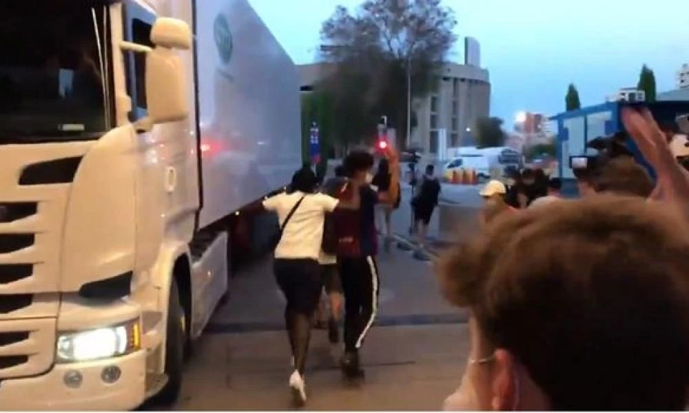 Οπαδοί της Μπαρτσελόνα έκαναν ντου για την αποχώρηση Μέσι